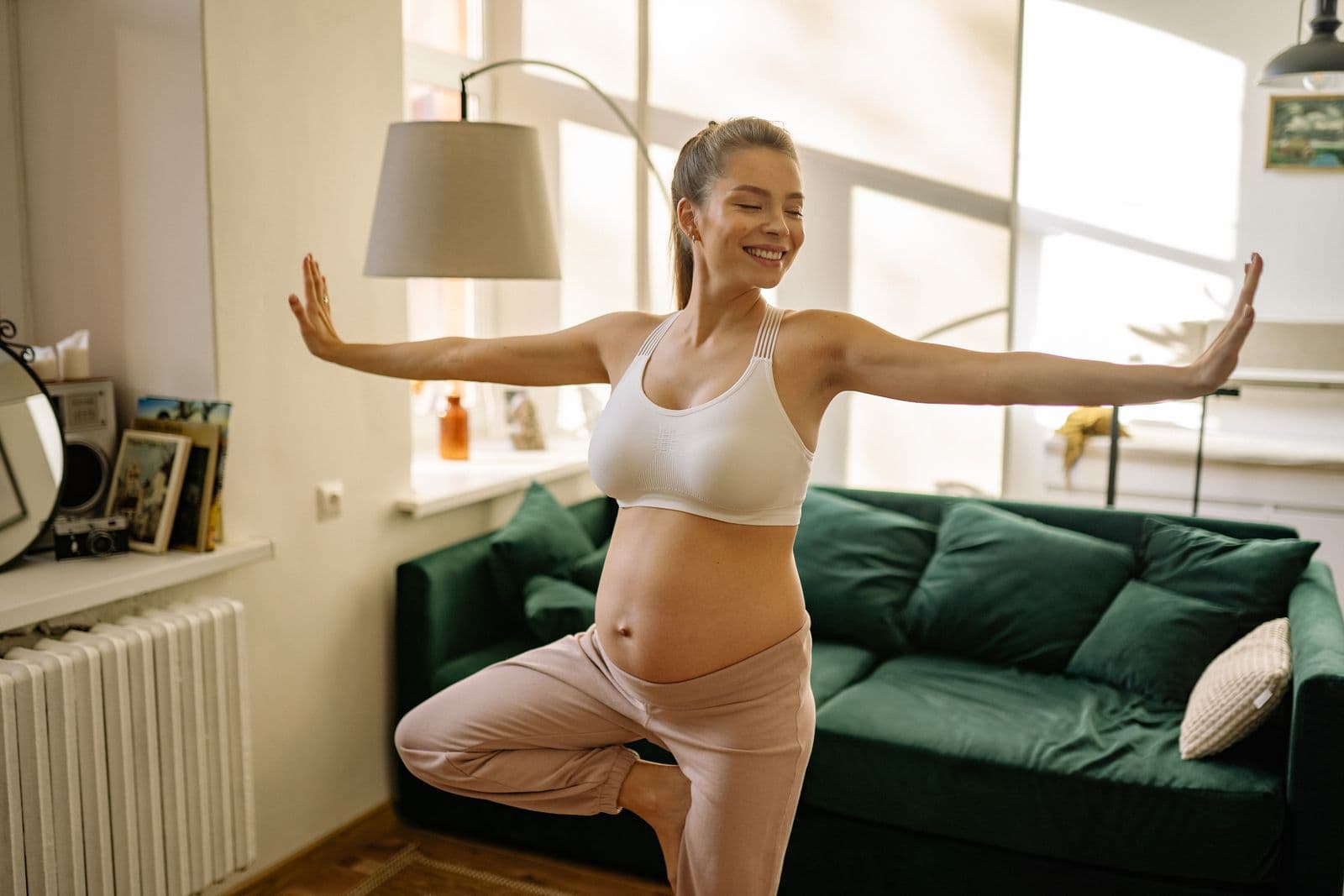 Supportive prenatal strength training scene
